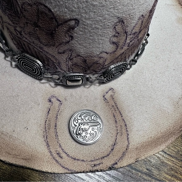 Buck Horn and  Horseshoe Burnt Rancher with Unique Concho and Concho Band. - Picture 4 of 12